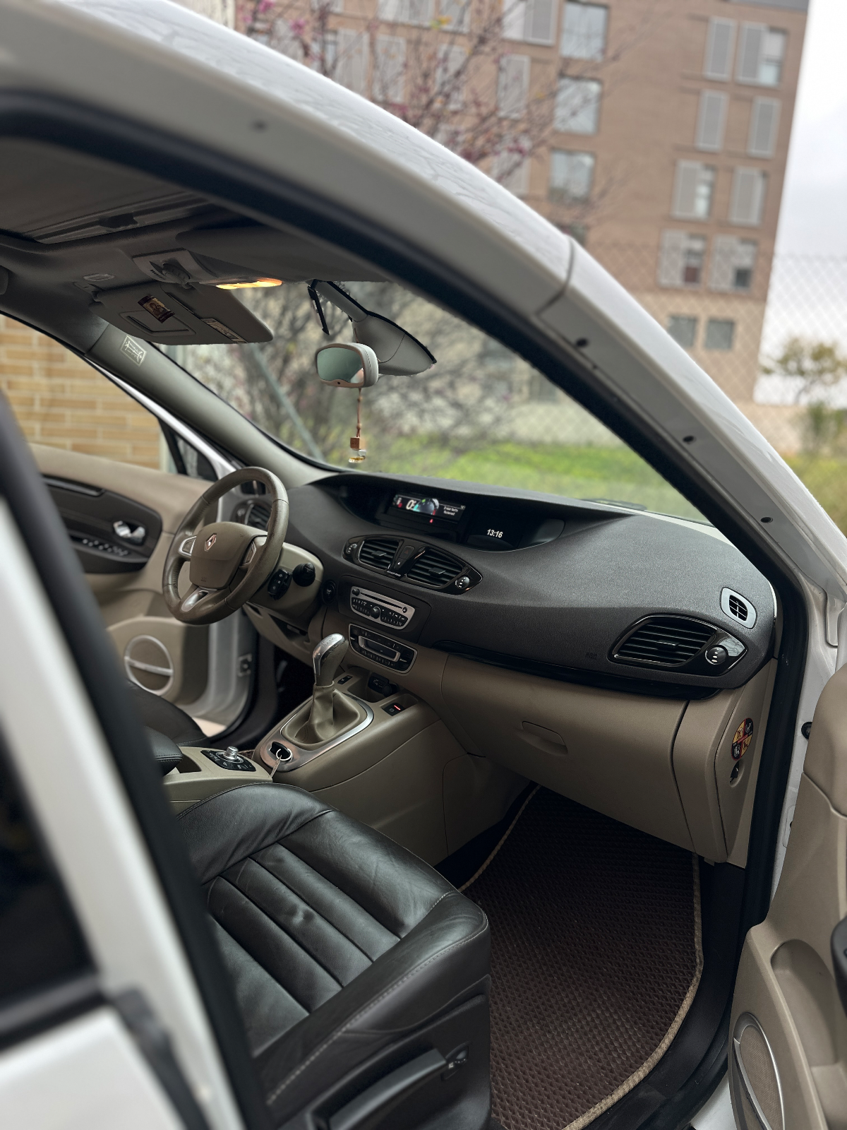 Renault Scenic 2011 фото 6