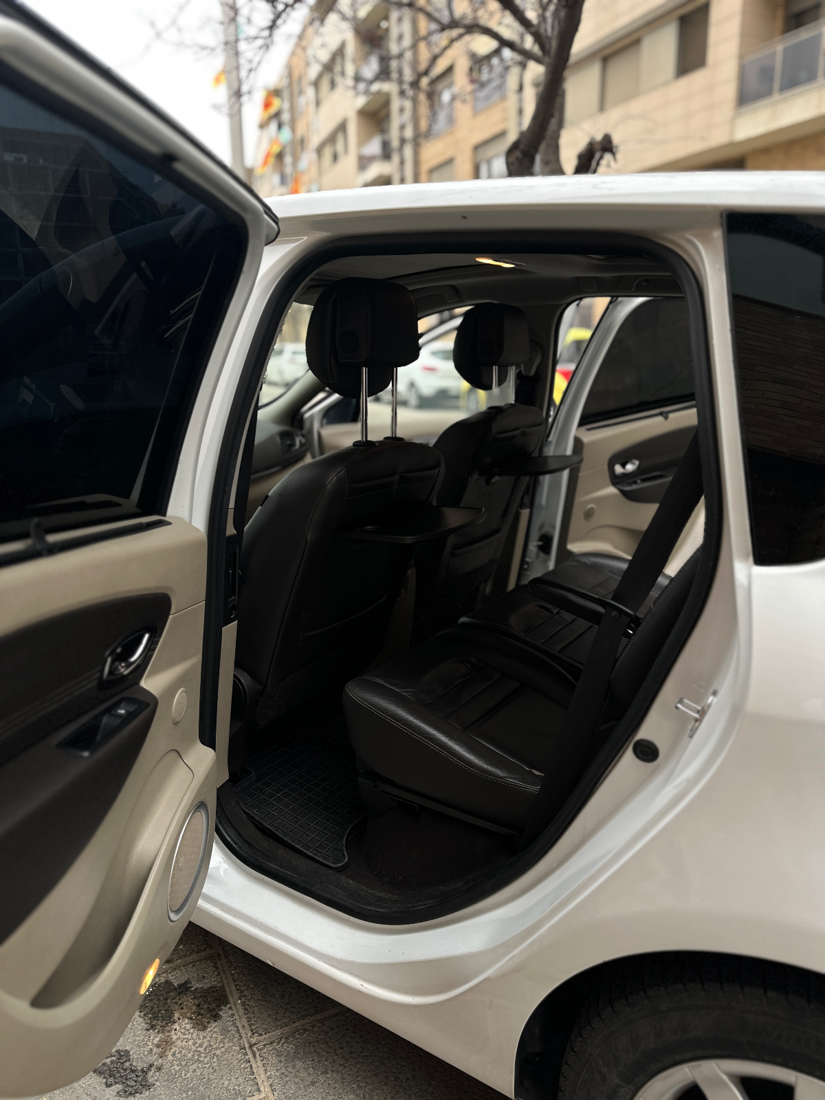 Renault Scenic 2011 фото 11